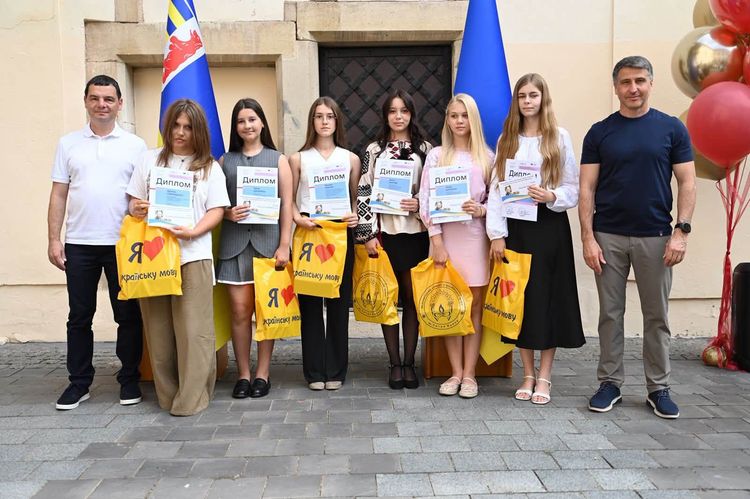 На Закарпатті відзначили майже сотню найуспішніших учнів та 200-бальників НМТ 
