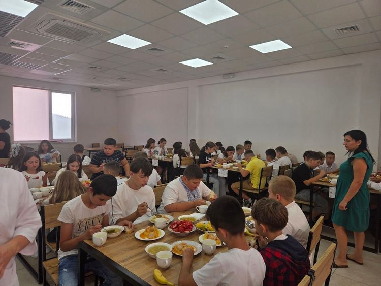 Понад 145 тисяч школярів Закарпаття щодня отримуватимуть гарячі обіди