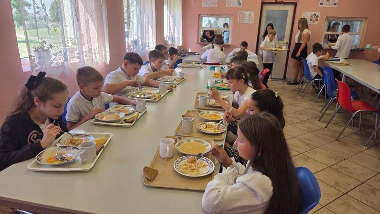 Понад 145 тисяч школярів Закарпаття щодня отримуватимуть гарячі обіди