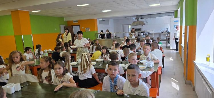 Понад 145 тисяч школярів Закарпаття щодня отримуватимуть гарячі обіди