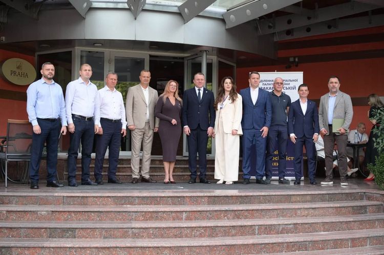 В Ужгороді з нагоди Дня нотаріату відзначили провідних фахівців галузі