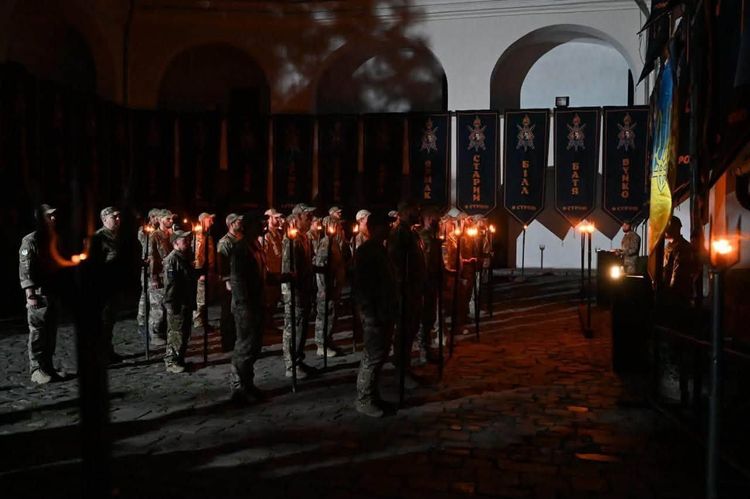 У Мукачівському замку бійці Військової школи імені Євгена Коновальця отримали шеврони та вшанували побратимів