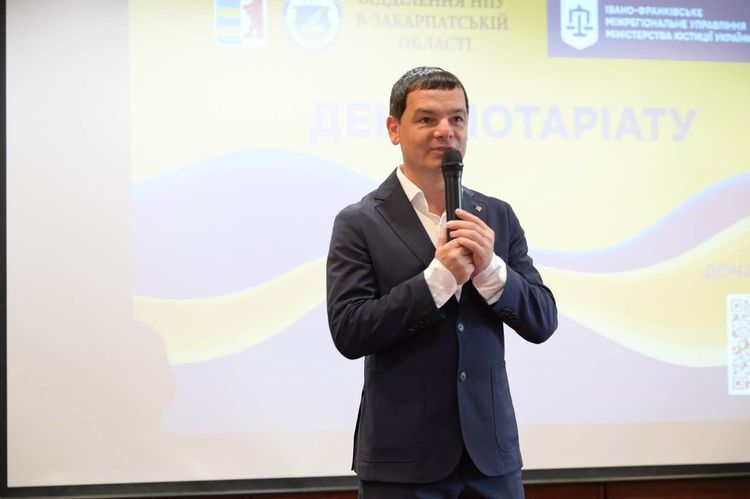 В Ужгороді з нагоди Дня нотаріату відзначили провідних фахівців галузі