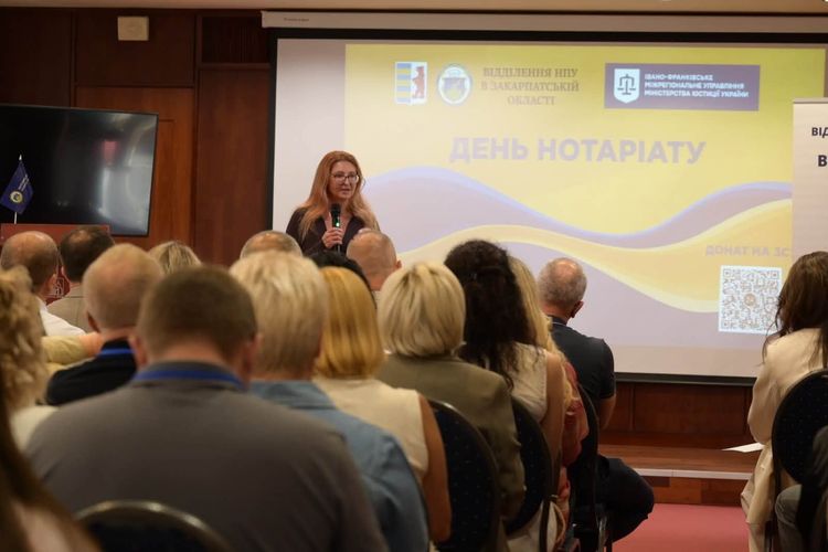 В Ужгороді з нагоди Дня нотаріату відзначили провідних фахівців галузі