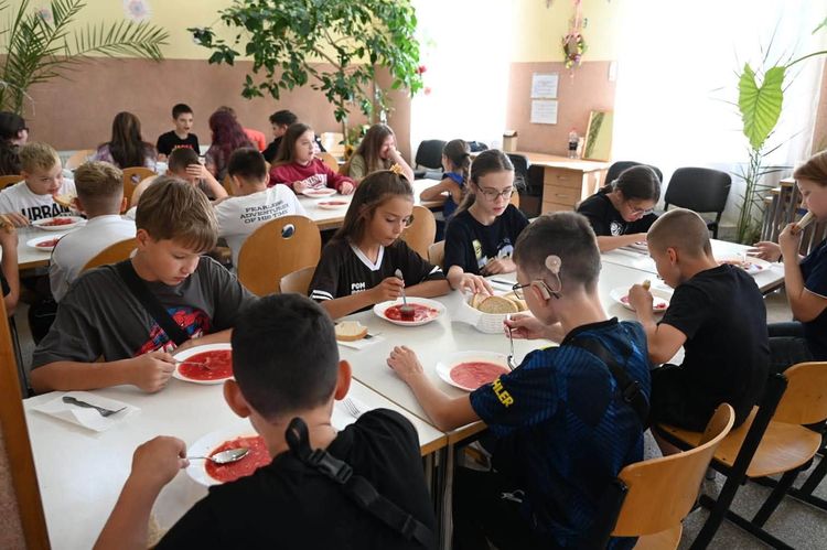 Гарячі обіди для 1200 школярів: як працює реформа харчування у Холмківській ТГ