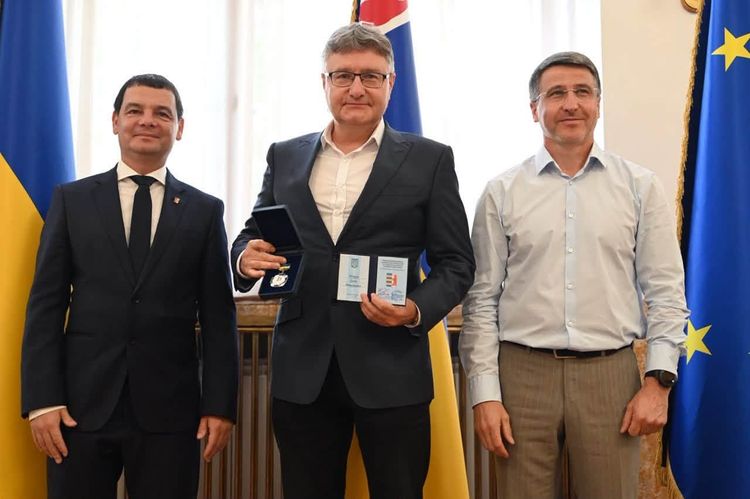 Шести краянам вручили нагрудний знак «За розвиток Закарпаття»