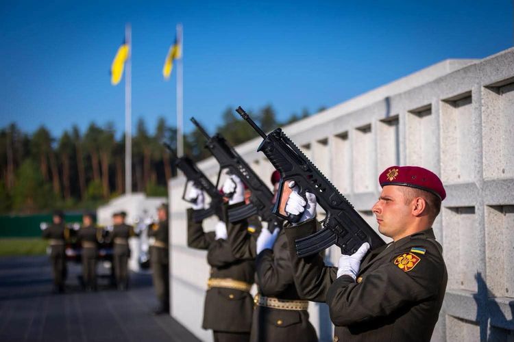 Делегація Закарпаття взяла участь у церемонії вшанування пам'яті двох полеглих захисників на НВМК