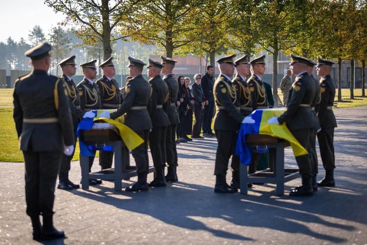 Делегація Закарпаття взяла участь у церемонії вшанування пам'яті двох полеглих захисників на НВМК