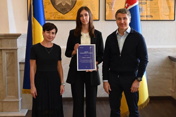 На Закарпатті вручили президентські та обласні премії переможцям учнівських олімпіад