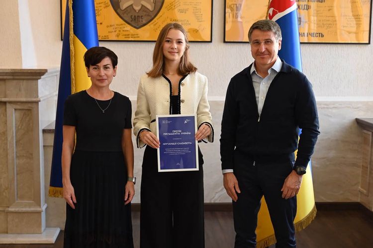 На Закарпатті вручили президентські та обласні премії переможцям учнівських олімпіад