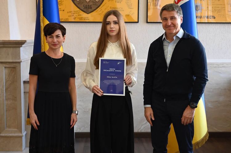 На Закарпатті вручили президентські та обласні премії переможцям учнівських олімпіад