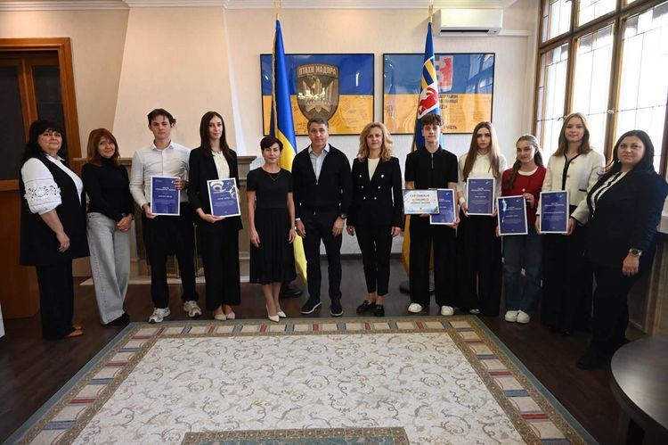 На Закарпатті вручили президентські та обласні премії переможцям учнівських олімпіад