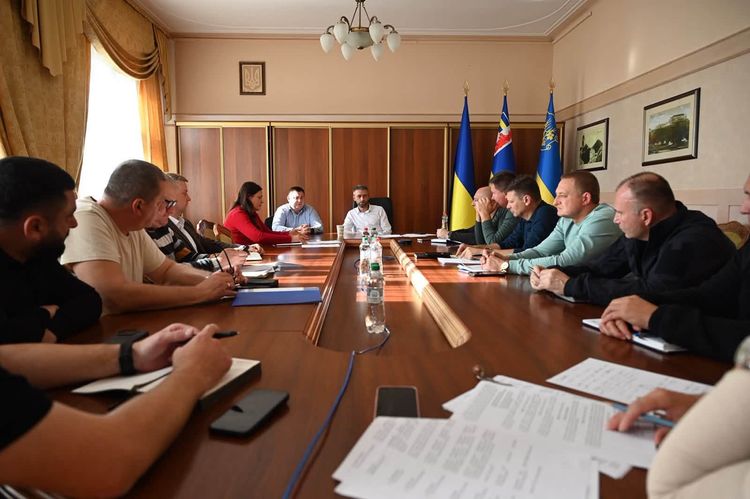 На Закарпатті обговорили готовність автомобільних доріг до осінньо-зимового періоду