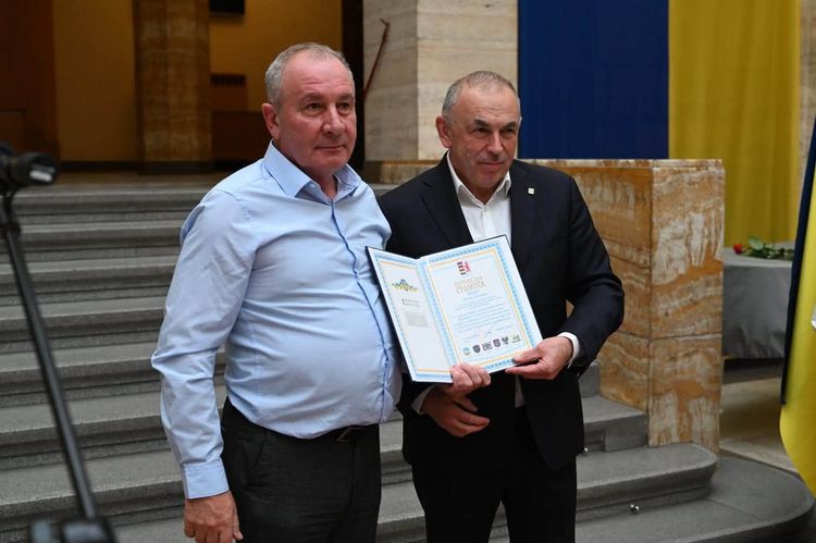 У Закарпатській ОВА відбулися урочистості до Дня автомобіліста і дорожника