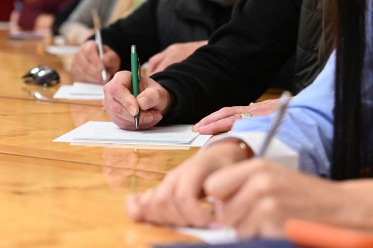 Працівники Закарпатської ОВА разом із ветеранами написали Радіодиктант національної єдності