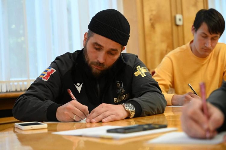 Працівники Закарпатської ОВА разом із ветеранами написали Радіодиктант національної єдності