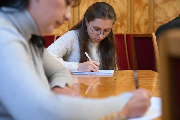 Працівники Закарпатської ОВА разом із ветеранами написали Радіодиктант національної єдності