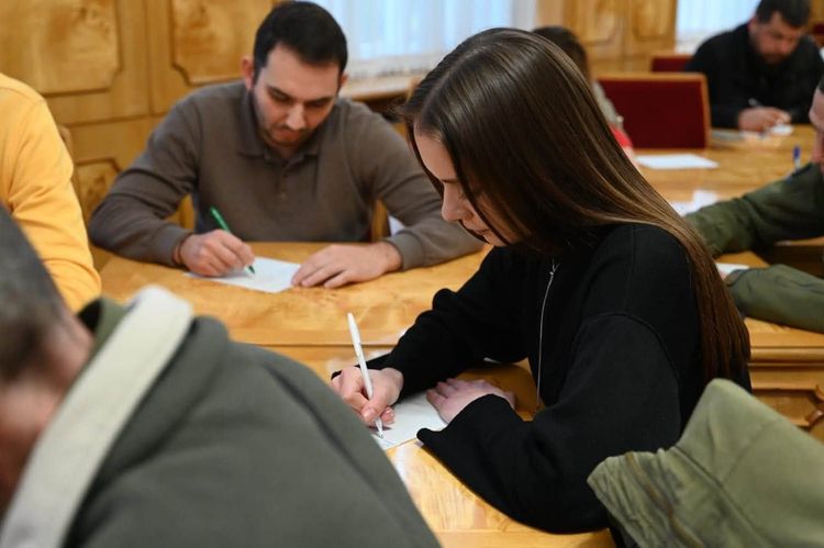 Працівники Закарпатської ОВА разом із ветеранами написали Радіодиктант національної єдності