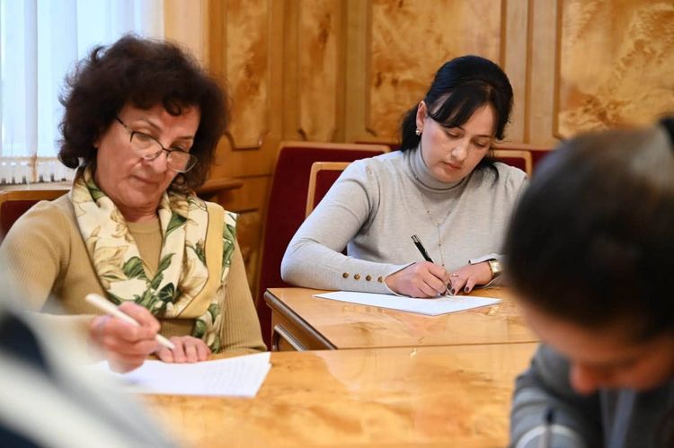 Працівники Закарпатської ОВА разом із ветеранами написали Радіодиктант національної єдності