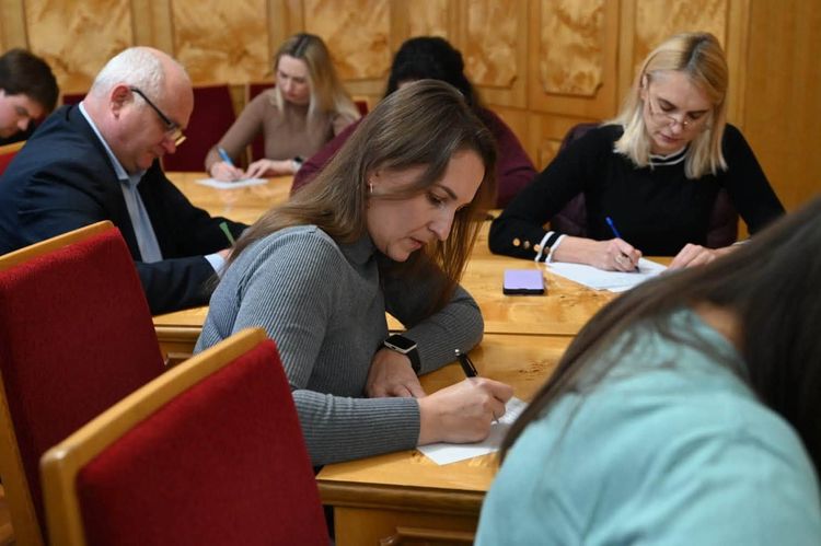 Працівники Закарпатської ОВА разом із ветеранами написали Радіодиктант національної єдності