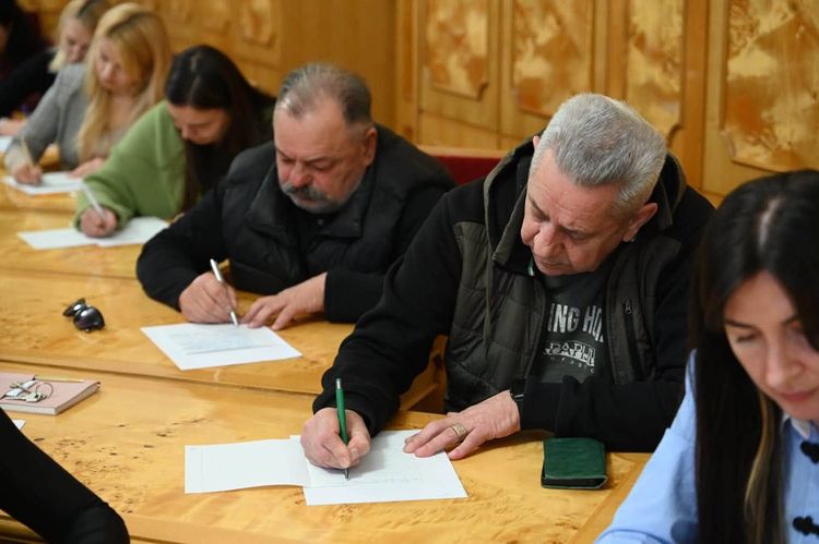 Працівники Закарпатської ОВА разом із ветеранами написали Радіодиктант національної єдності