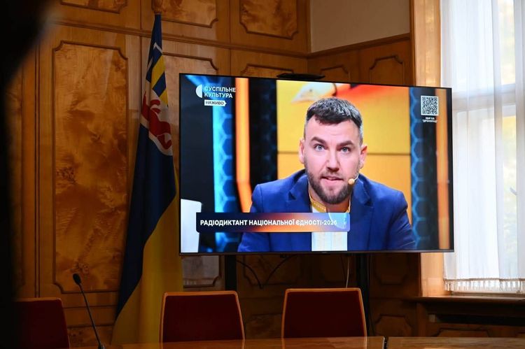 Працівники Закарпатської ОВА разом із ветеранами написали Радіодиктант національної єдності