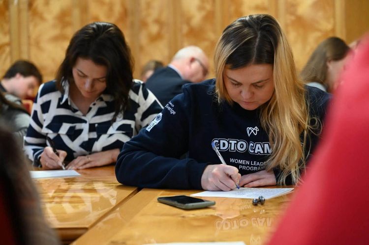 Працівники Закарпатської ОВА разом із ветеранами написали Радіодиктант національної єдності