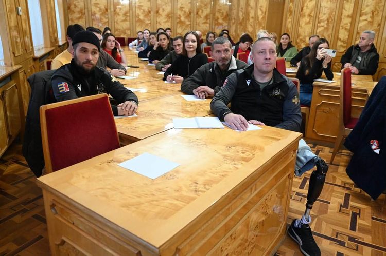 Працівники Закарпатської ОВА разом із ветеранами написали Радіодиктант національної єдності
