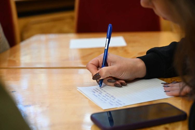Працівники Закарпатської ОВА разом із ветеранами написали Радіодиктант національної єдності