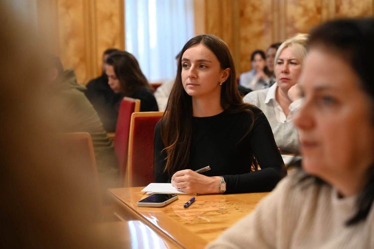 Працівники Закарпатської ОВА разом із ветеранами написали Радіодиктант національної єдності