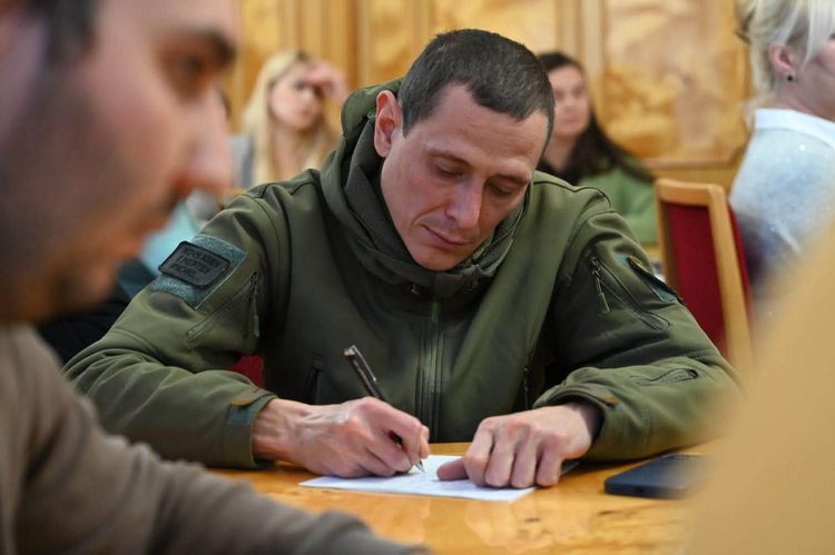 Працівники Закарпатської ОВА разом із ветеранами написали Радіодиктант національної єдності