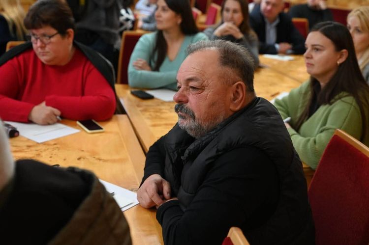 Працівники Закарпатської ОВА разом із ветеранами написали Радіодиктант національної єдності