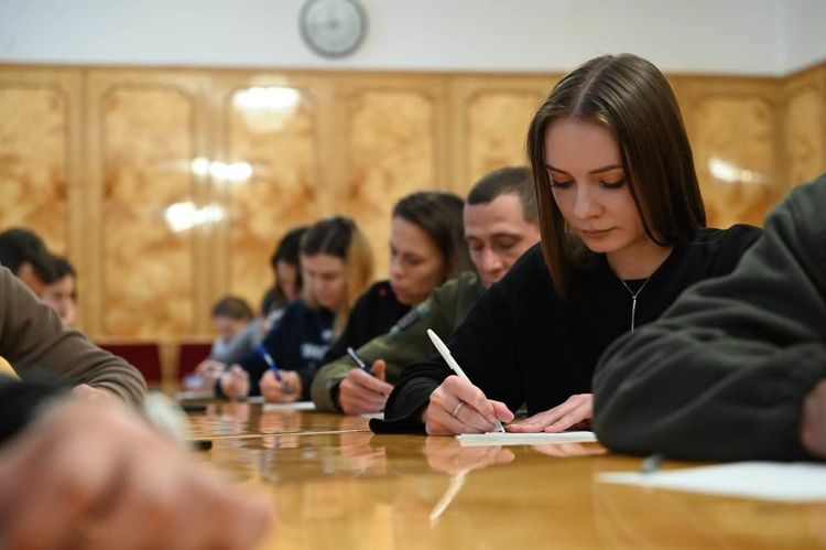 Працівники Закарпатської ОВА разом із ветеранами написали Радіодиктант національної єдності