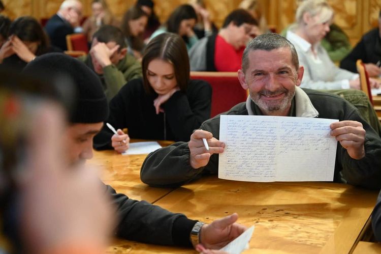 Працівники Закарпатської ОВА разом із ветеранами написали Радіодиктант національної єдності