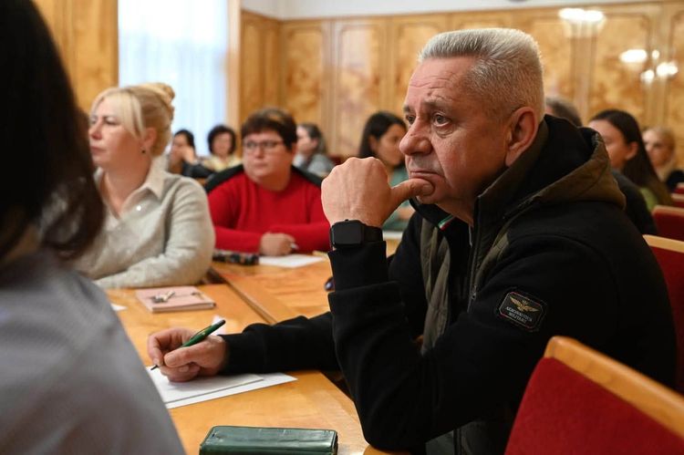 Працівники Закарпатської ОВА разом із ветеранами написали Радіодиктант національної єдності