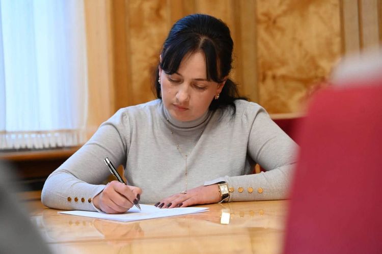 Працівники Закарпатської ОВА разом із ветеранами написали Радіодиктант національної єдності