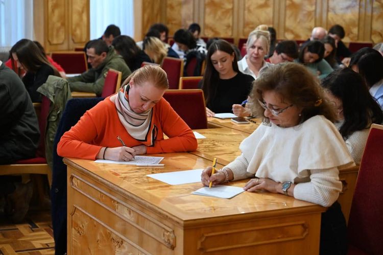 Працівники Закарпатської ОВА разом із ветеранами написали Радіодиктант національної єдності