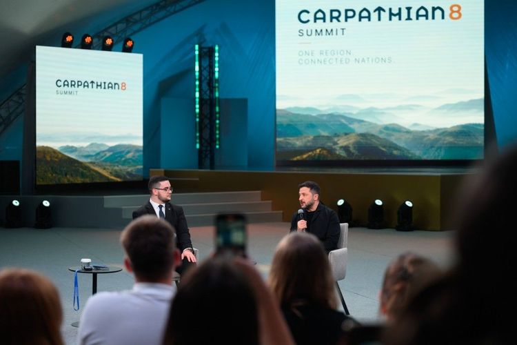 Молодь Закарпаття взяла участь у зустрічі Президента України з представниками країн Карпатської вісімки