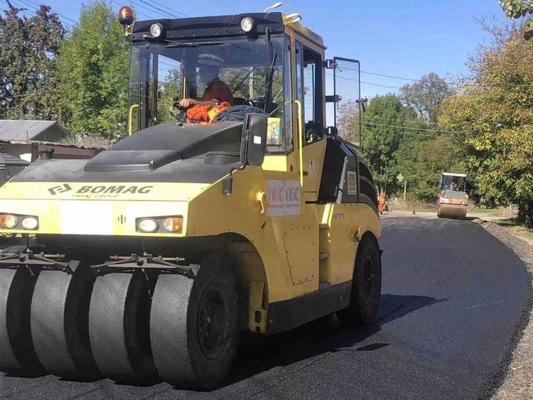 На Закарпатті у всіх шести районах триває оновлення місцевих автошляхів