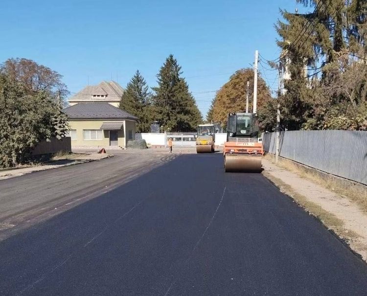 На Закарпатті у всіх шести районах триває оновлення місцевих автошляхів