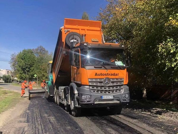 На Закарпатті у всіх шести районах триває оновлення місцевих автошляхів