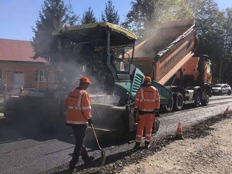 На Закарпатті у всіх шести районах триває оновлення місцевих автошляхів