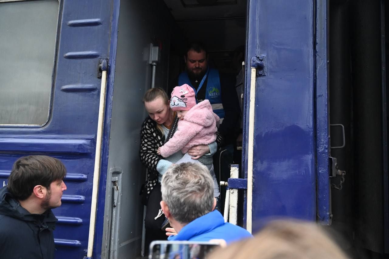 Дві родини з Дніпровщини знайшли прихисток на Закарпатті