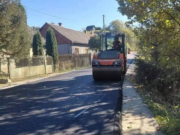 На Закарпатті у всіх шести районах триває оновлення місцевих автошляхів